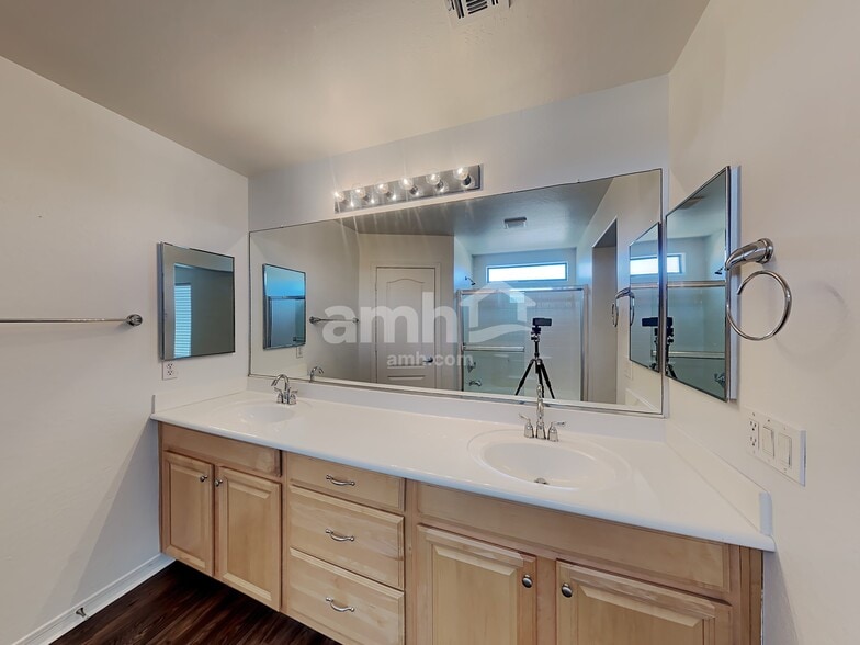 Building Photo - 17403 W Langer Ln