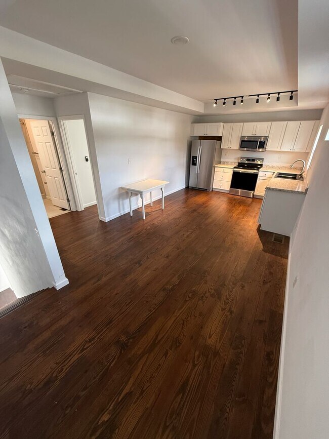 Building Photo - Spring Special! ONE MONTH FREE RENT! Moder...