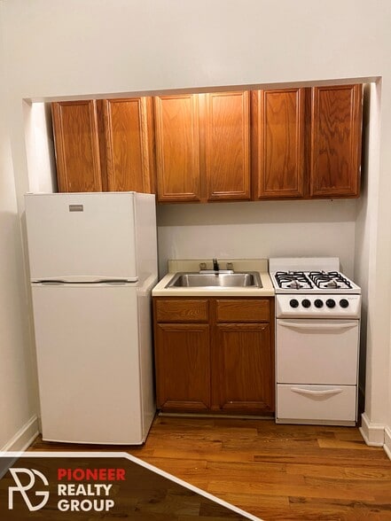 Building Photo - 546 W Wellington Ave