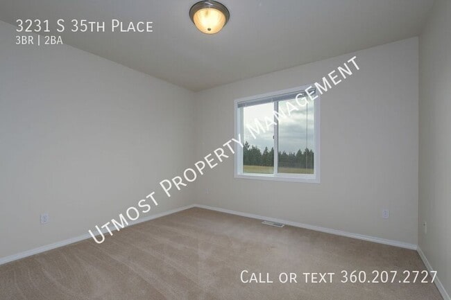 Building Photo - 3231 S 35th Pl