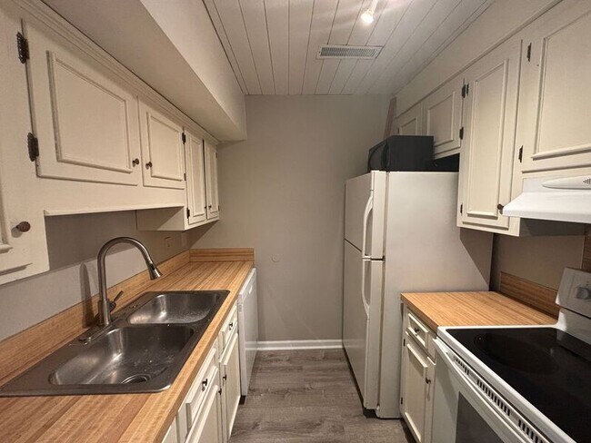 Building Photo - 2404 Quail Hollow Ct