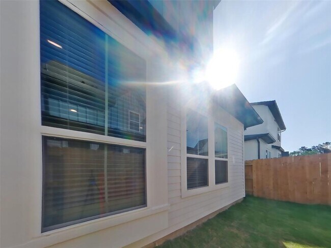 Building Photo - 9835 Willow Creek Commerce Dr