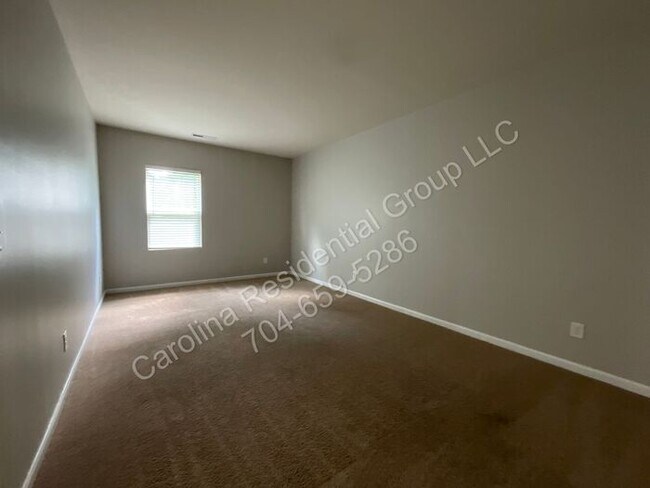 Building Photo - 9143 Magnolia Lily Ave
