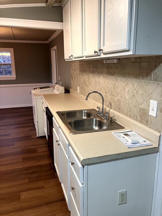 kitchen lot of cabinets - 6480 Medlock Rd