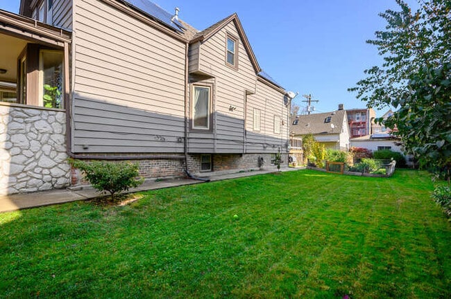 Building Photo - 2833 N Francisco Ave