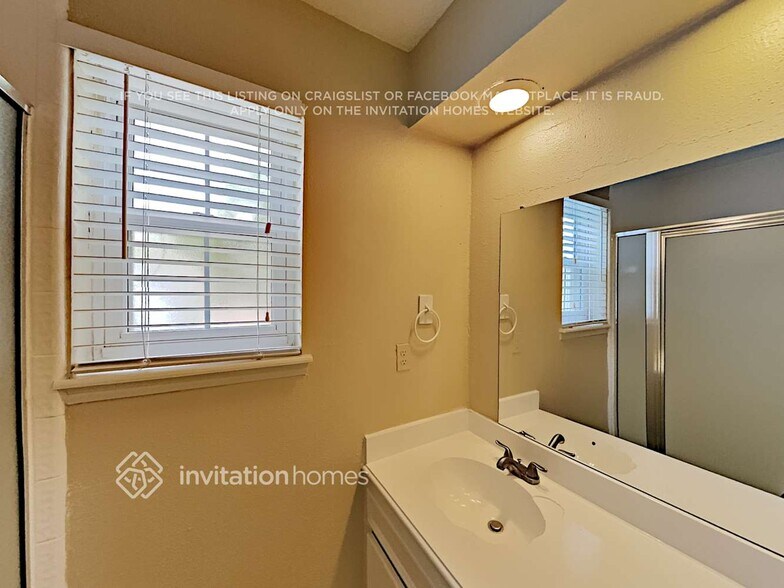 Building Photo - 16395 Havenpark Dr