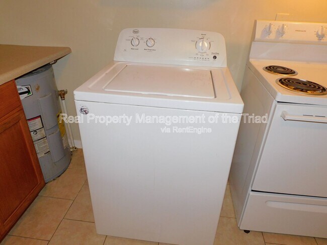 Building Photo - 2405 E Florida St