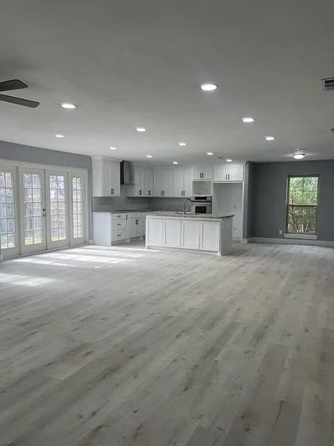 Building Photo - Room in House on Springhill Dr