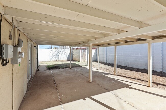 Building Photo - Roomy 3 Bedroom Home with a Fireplace