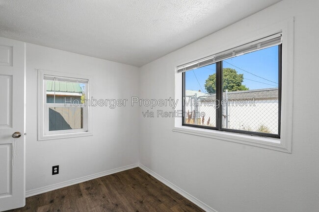 Building Photo - 1103 E Joseph Ave