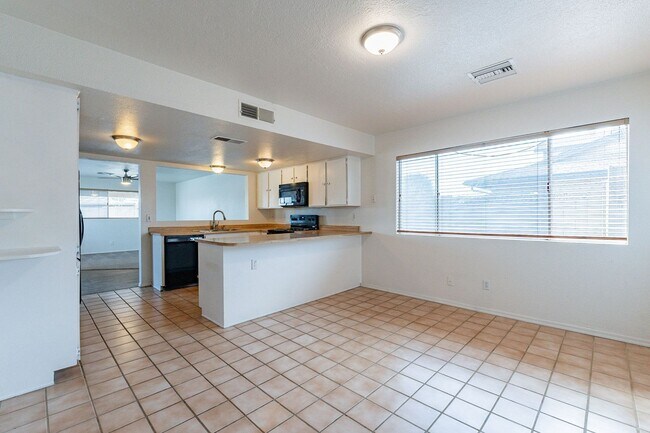 Building Photo - 4501 W Cinnabar Ave