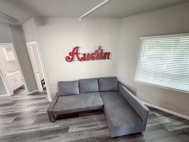 Building Photo - 4 Bed / 2 Bath in West Campus – Bring Your Roommates