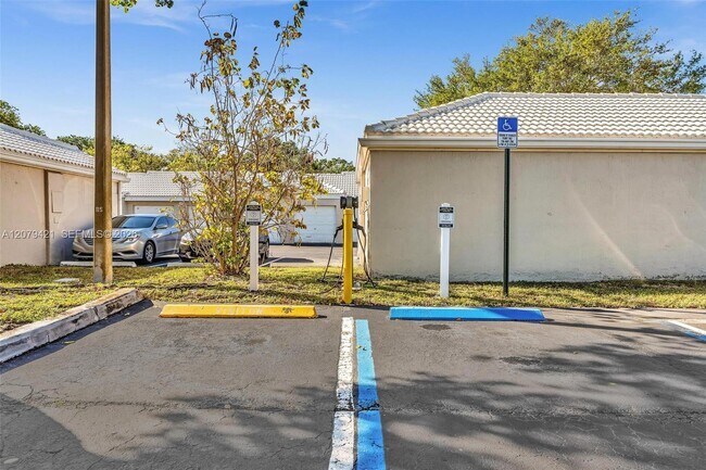 Building Photo - 2881 N Oakland Forest Dr