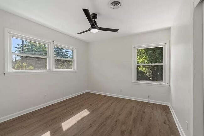 Building Photo - 5 Bedroom and 3 Bathroom home available to...