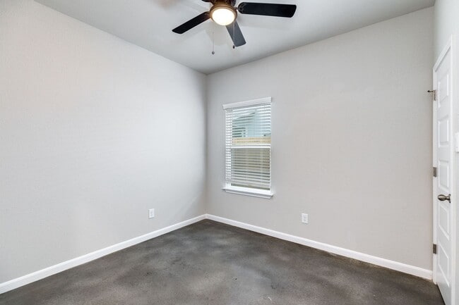 Building Photo - Charming & Spacious Duplex Retreat in Seguin!