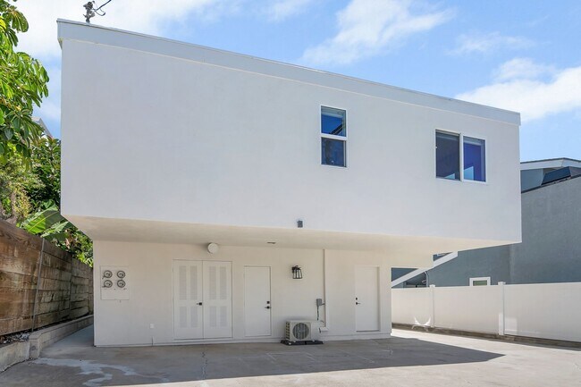 Building Photo - Silver Lantern St. Apts.