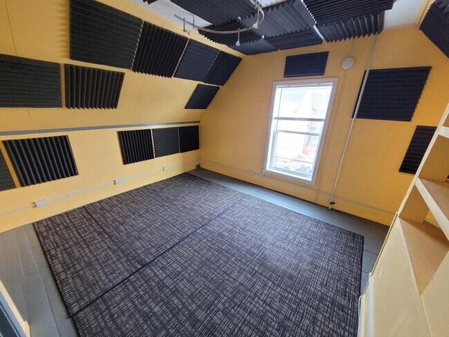 Building Photo - 145 Pine St