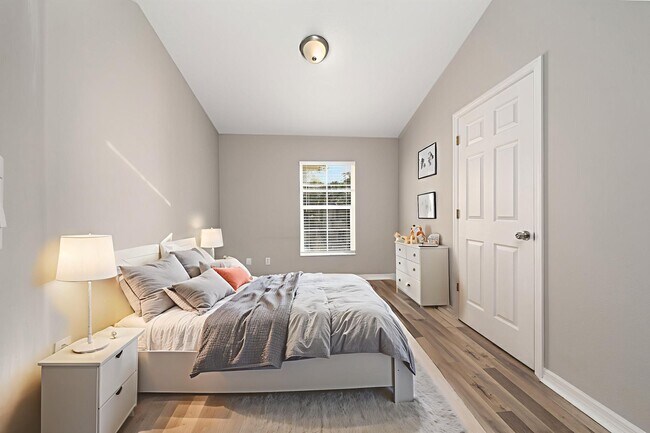 Building Photo - Beautifully Remodeled 3 Bedroom in Regent Park