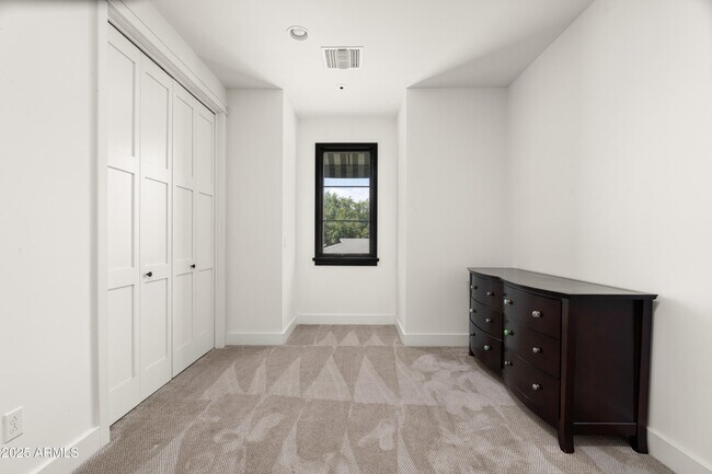 Building Photo - 4901 E Amelia Ave