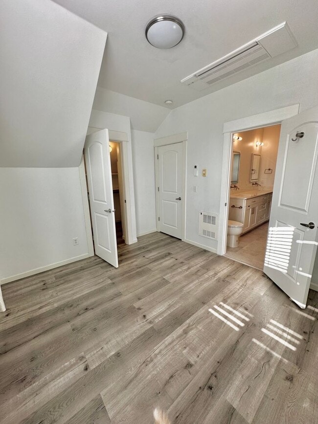 Building Photo - Modern 3 bedroom, 2.5 bathroom Townhome in Mapleleaf!