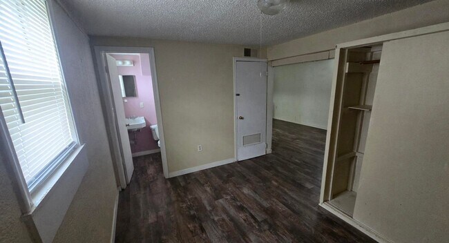 Building Photo - Charming 1-Bedroom Apartment in a Quaint Small Town!