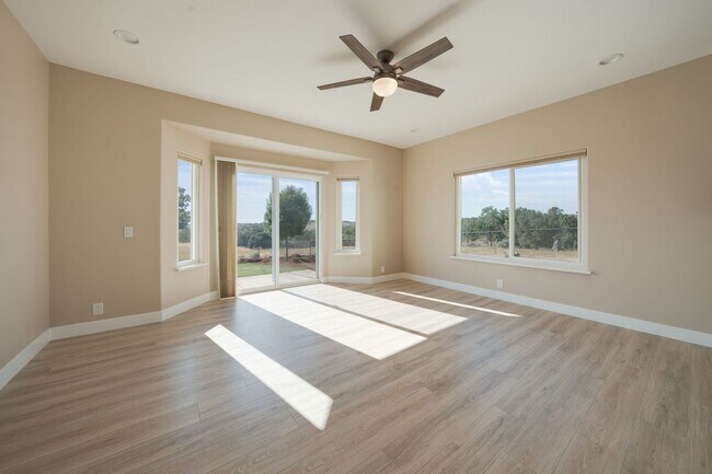 Building Photo - Spacious 3 Bed, 2 Bath Home with Acreage, ...