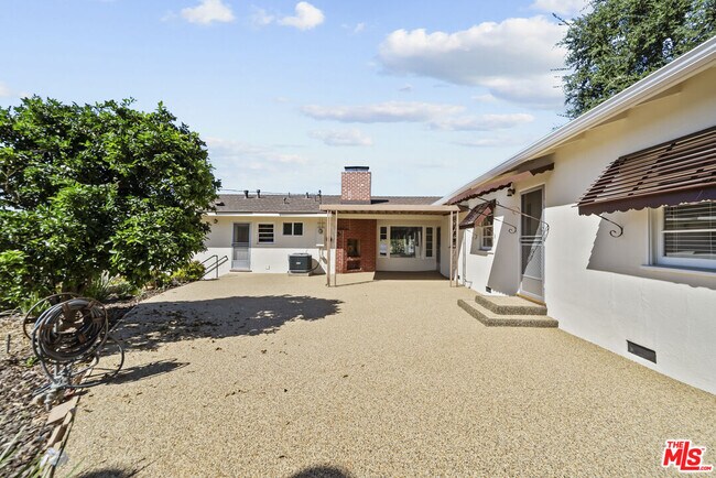 Building Photo - 100 E Kenneth Rd