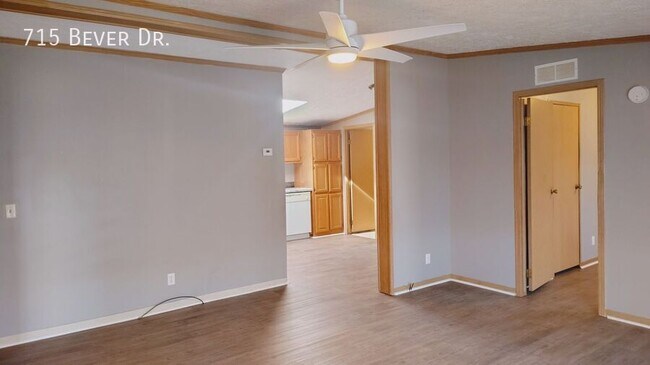 Building Photo - 715 W Bever Dr