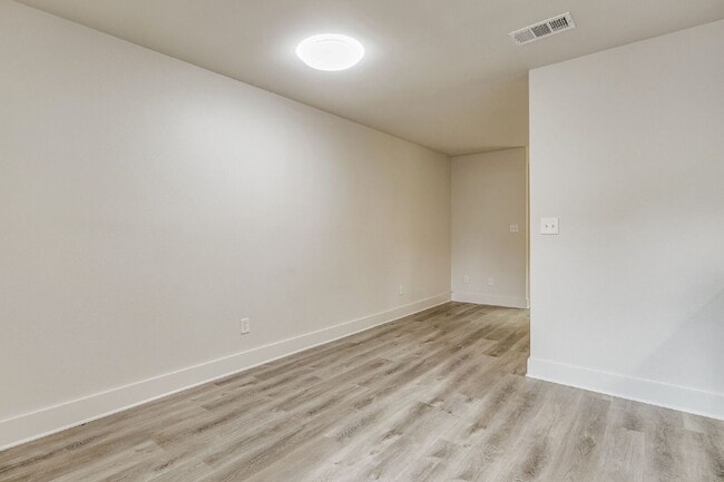 Building Photo - Welcome home to this beautifully updated 2-bedroom, 1-bath unit in a well-maintained triplex!