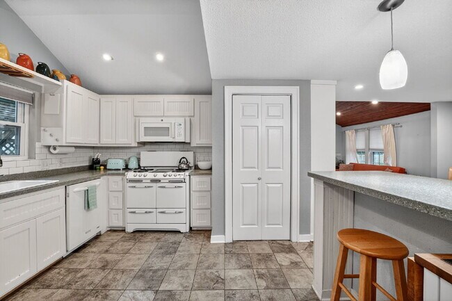 Building Photo - Hyde Park Bungalow