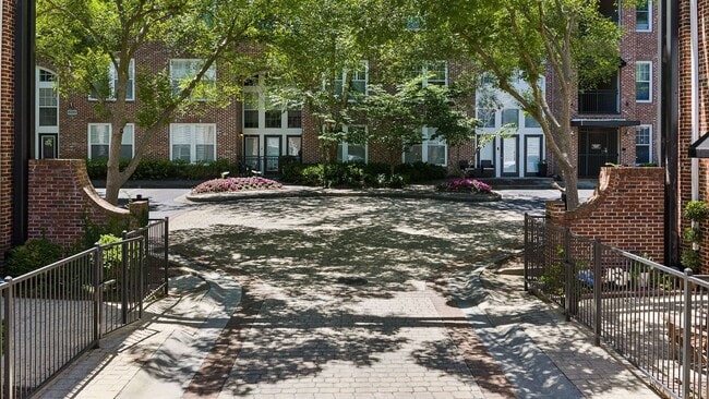 Building Photo - Stylish 1/1 Condo in Inman Park, Right on the ATLBeltLine!