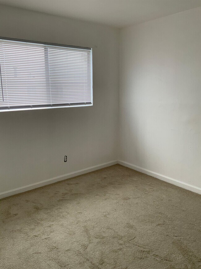 Building Photo - 422 C St