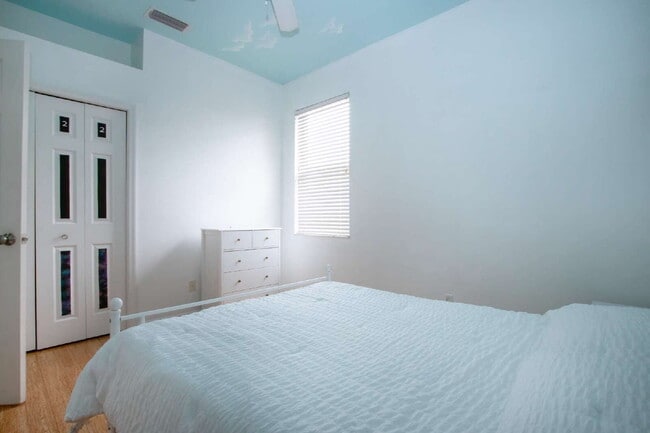 Building Photo - Luxurious 4-Bed Oasis with Outdoor Kitchen...
