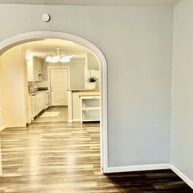 Building Photo - 106 N Eastwood St