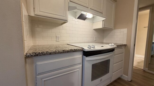 Building Photo - 1780 W Santa Ana Ave