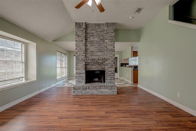 Building Photo - 2026 Sandy Knoll Dr