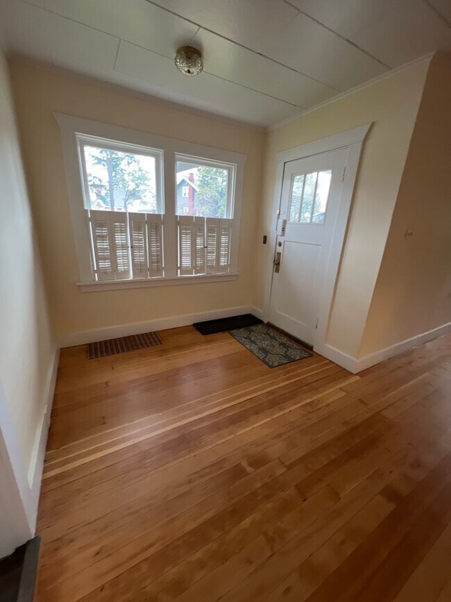 Building Photo - Remodeled DOWNTOWN Bend House, Newer Flooring/Paint/Appliances, Gas heat, Small Garage, Fenced Yard
