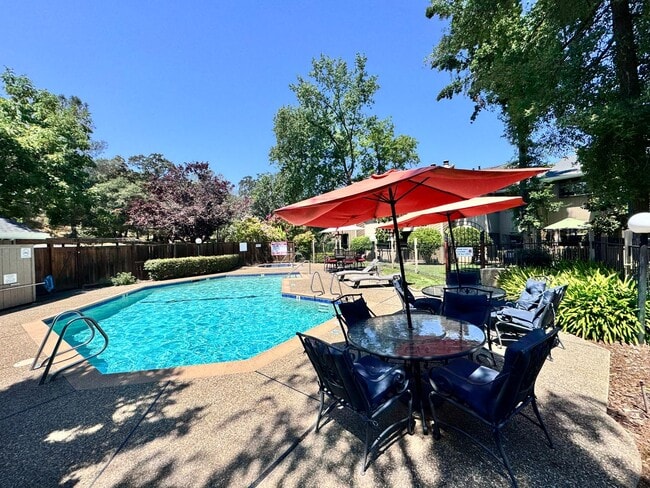Building Photo - Cozy upstairs Condo in Auburn. Pets welcome!!