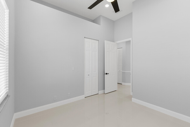 Building Photo - 1256 Beacon Cir