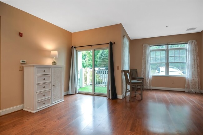 Building Photo - 614 Pond St