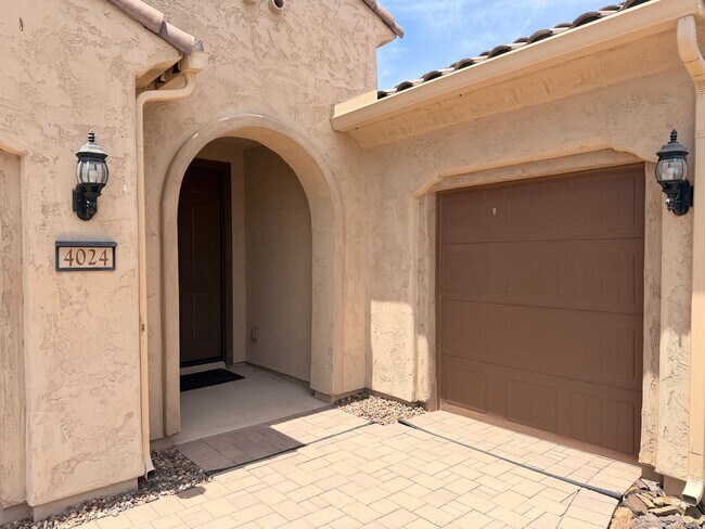 Building Photo - 4024 N Cottonwood Dr
