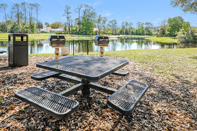 Building Photo - 13700 Richmond Park Dr N