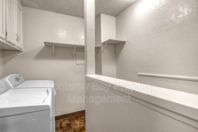 Building Photo - 1446 Skyview Dr