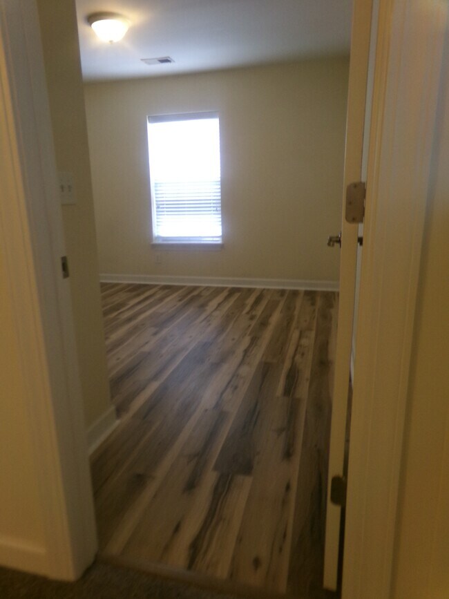 Building Photo - 1041 Fairway Ln