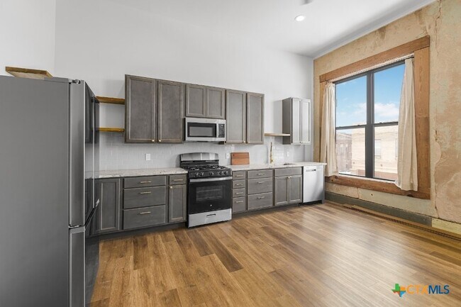 Building Photo - 123 W May St