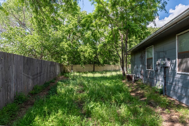 Building Photo - 1318 Peach Ave