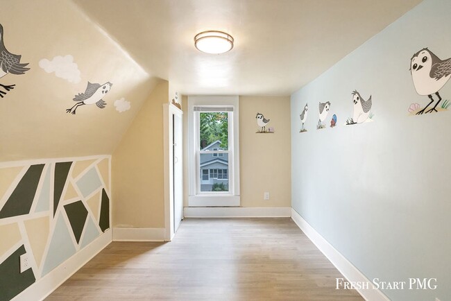 Building Photo - Modern Charm & Fresh Renovation Near River...