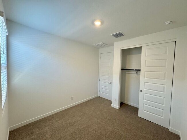 Building Photo - MOVE IN SPECILAS!! HALF MONTH RENT FREE!! ...