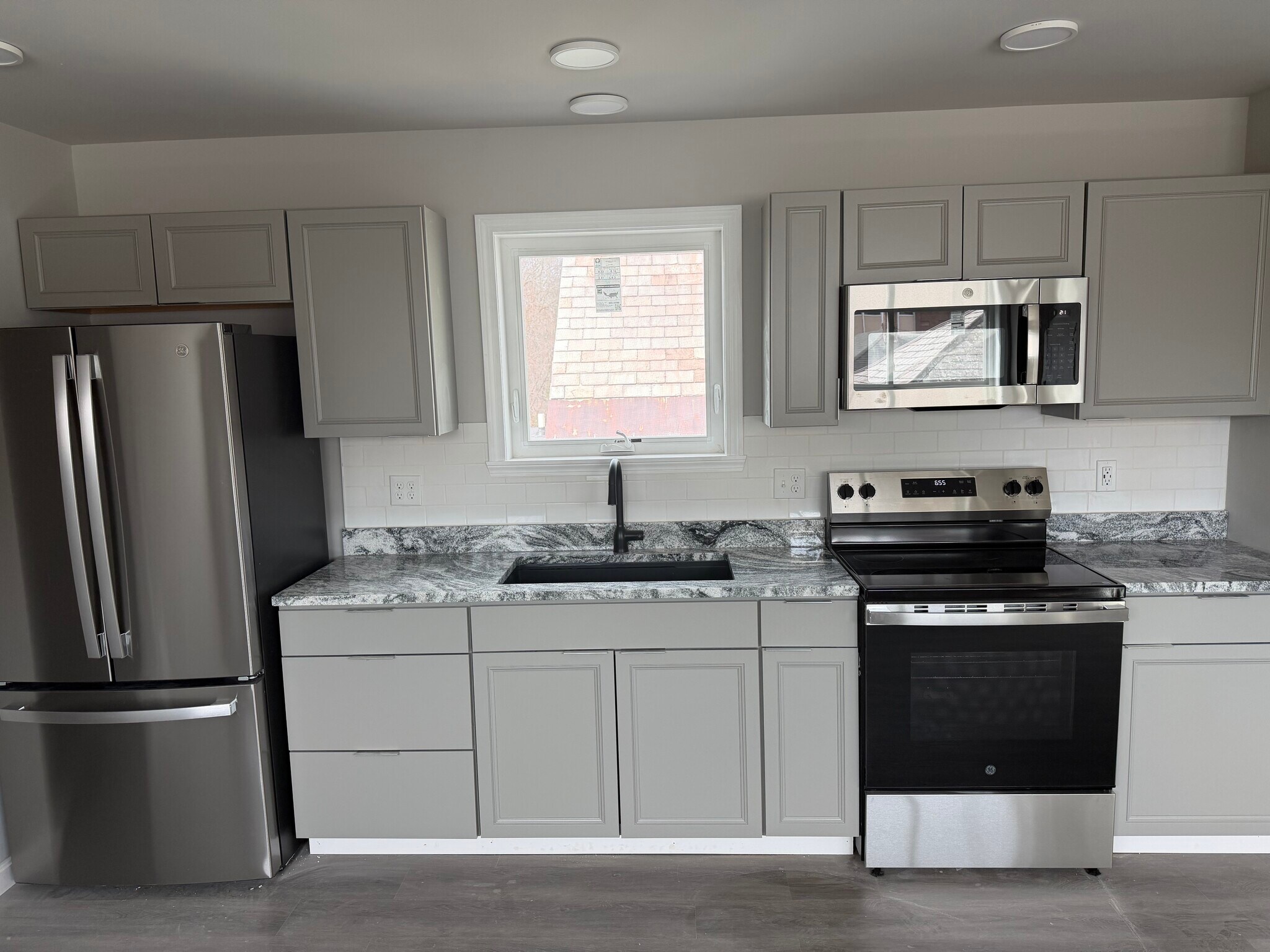 Building Photo - 23 Isham St