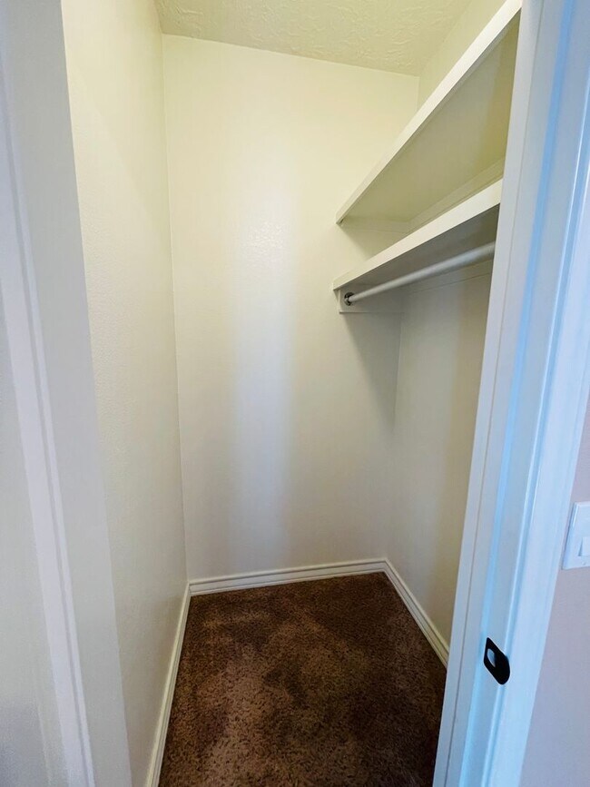 Building Photo - 4 Bedroom, 2 Bath -